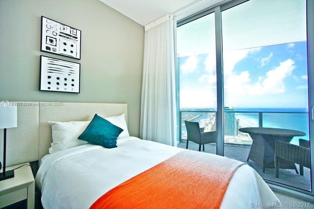 For Sale: $939,000 (2 beds, 2 baths, 1129 Square Feet)