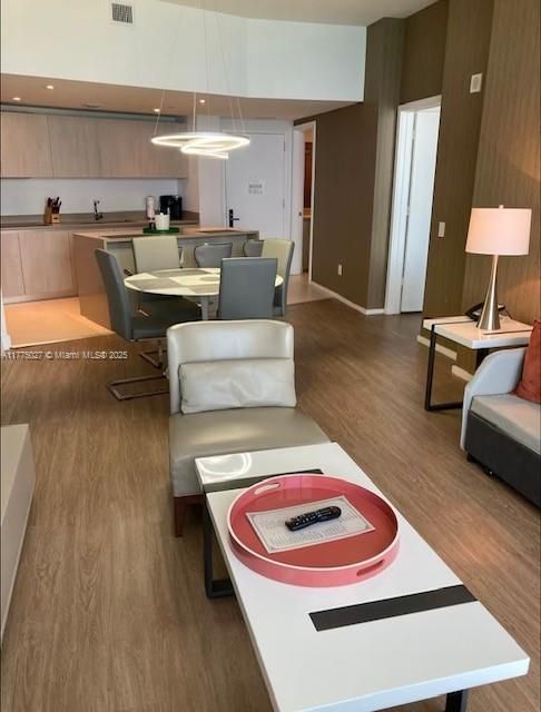 For Sale: $939,000 (2 beds, 2 baths, 1129 Square Feet)