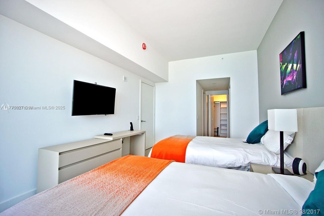 For Sale: $939,000 (2 beds, 2 baths, 1129 Square Feet)