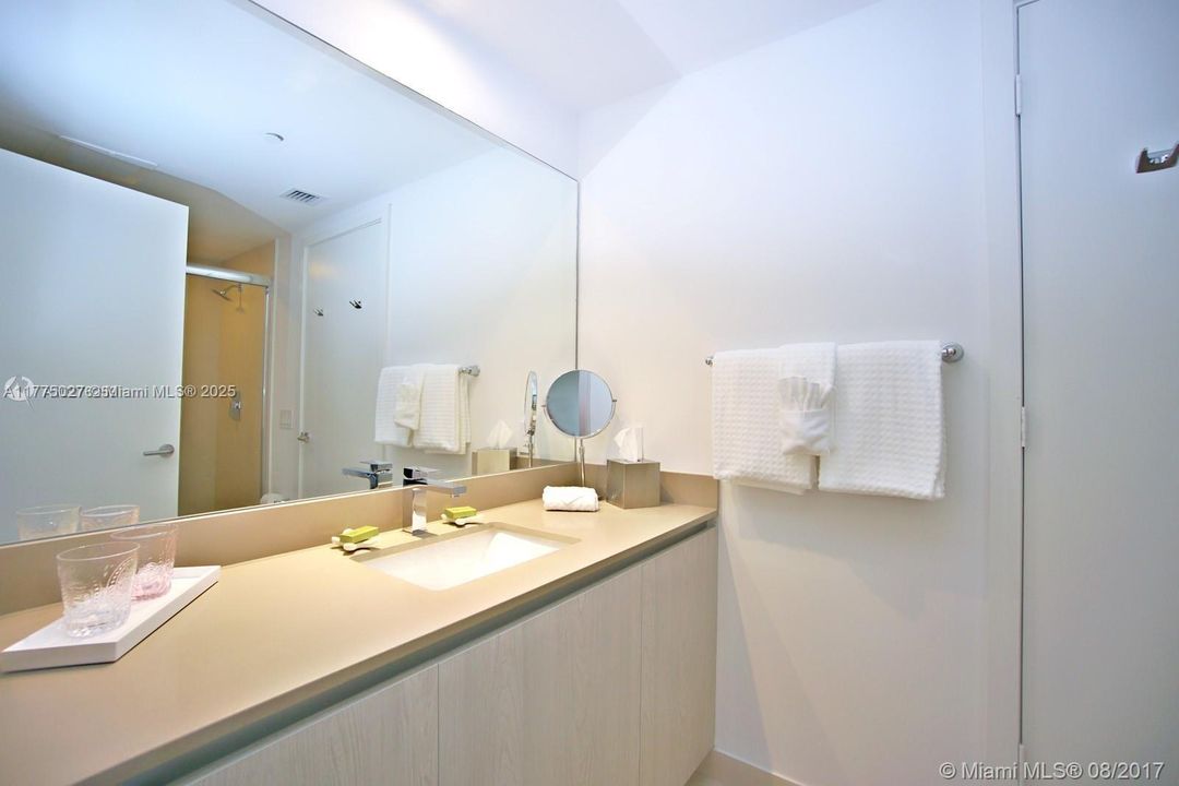 For Sale: $939,000 (2 beds, 2 baths, 1129 Square Feet)