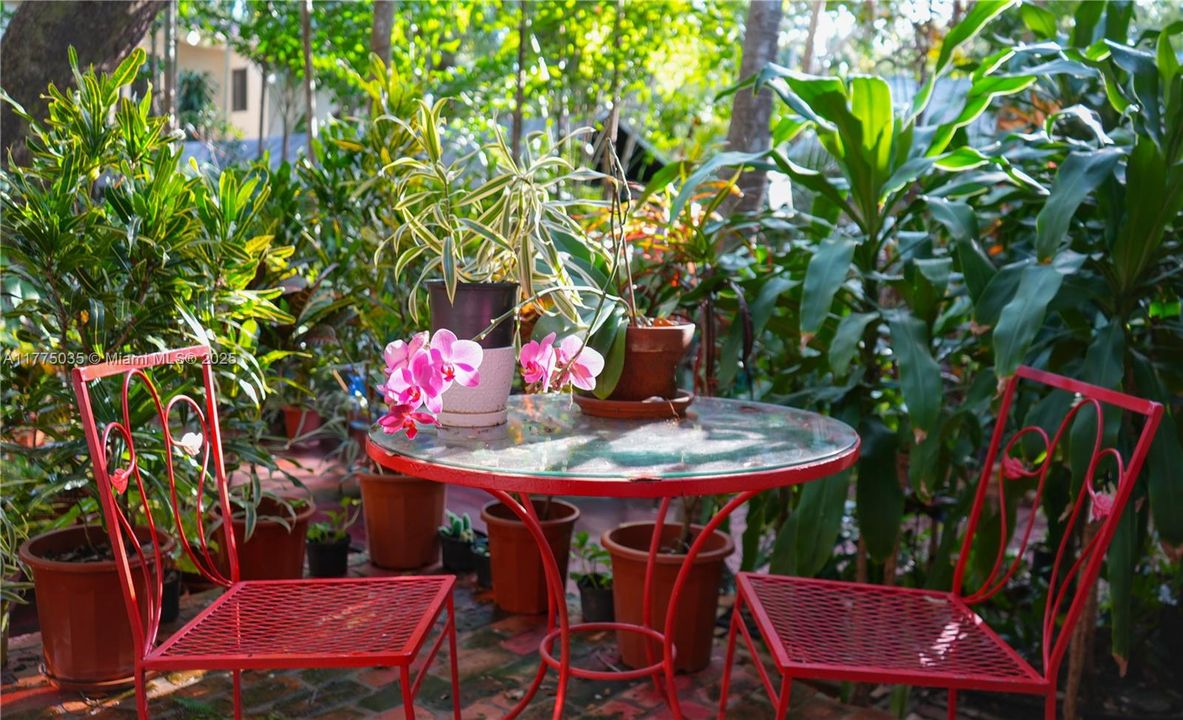 Active With Contract: $3,400,000 (5 beds, 4 baths, 2700 Square Feet)