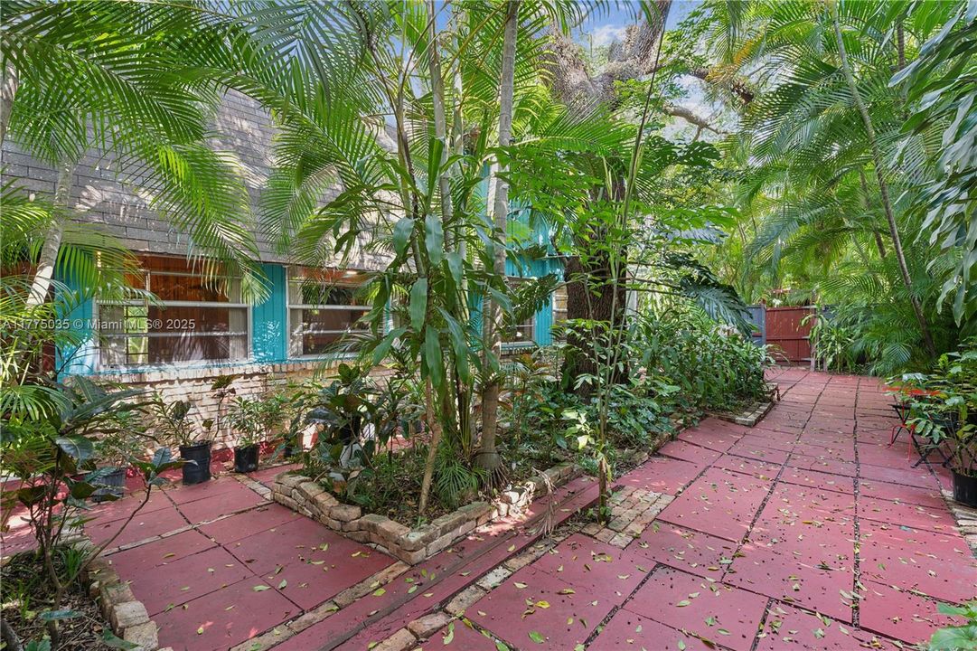 Active With Contract: $3,400,000 (5 beds, 4 baths, 2700 Square Feet)