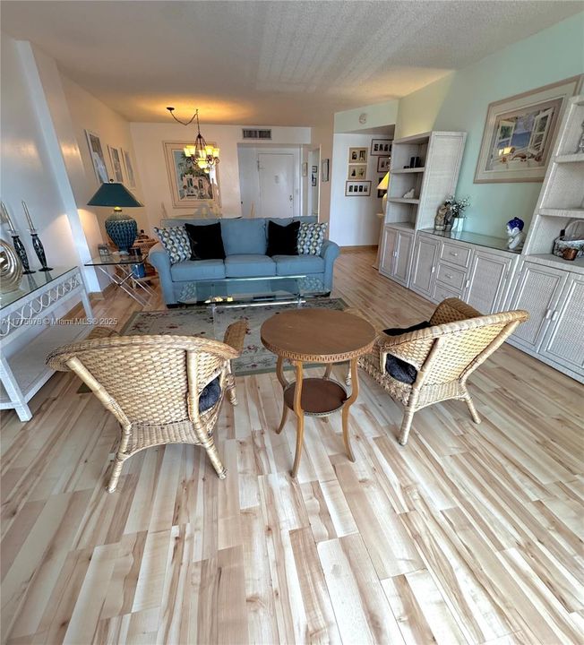 Vendido Recientemente: $439,000 (2 camas, 2 baños, 1463 Pies cuadrados)