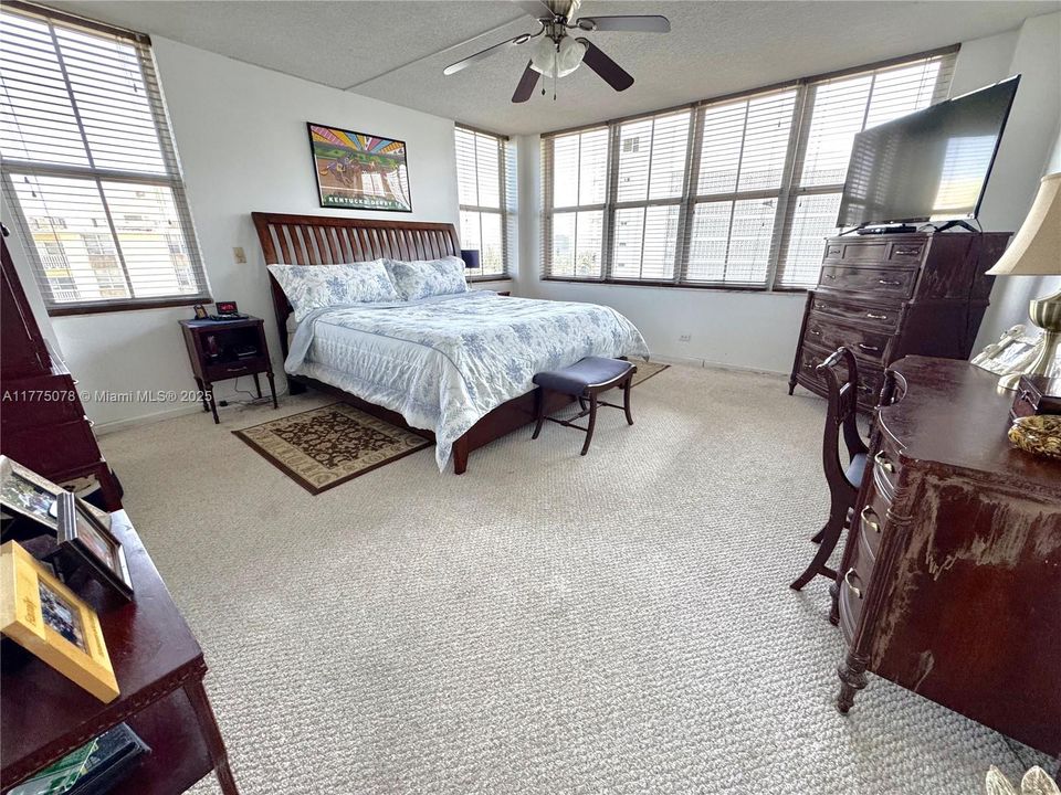 Vendido Recientemente: $439,000 (2 camas, 2 baños, 1463 Pies cuadrados)