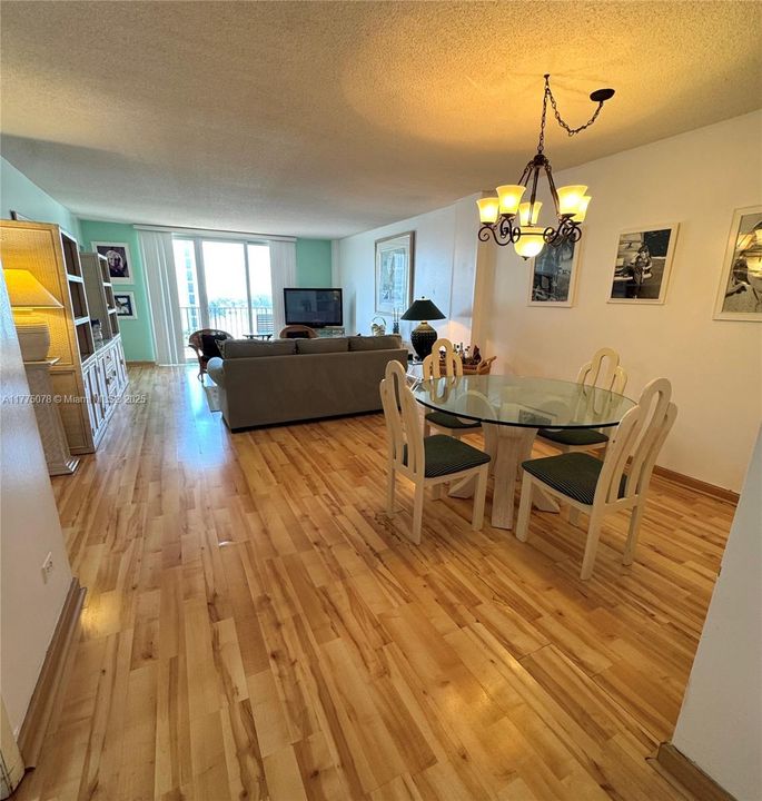 Vendido Recientemente: $439,000 (2 camas, 2 baños, 1463 Pies cuadrados)