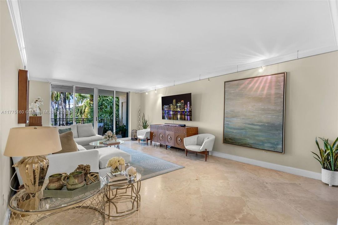 Activo con contrato: $2,440,000 (3 camas, 3 baños, 2602 Pies cuadrados)