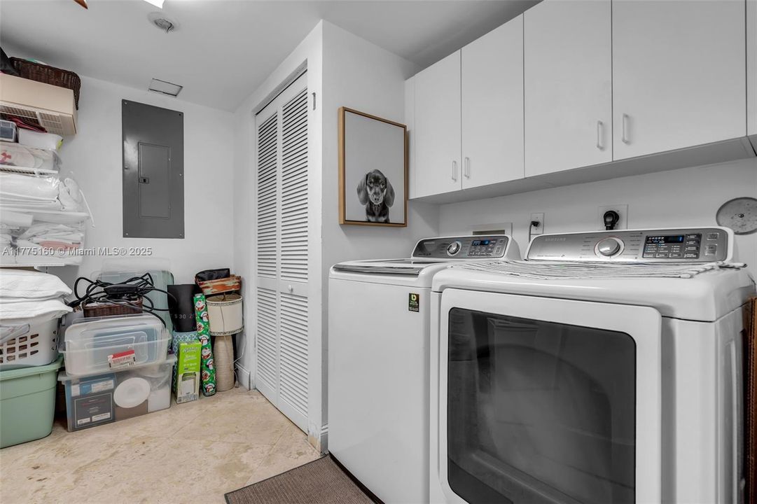 Activo con contrato: $2,440,000 (3 camas, 3 baños, 2602 Pies cuadrados)