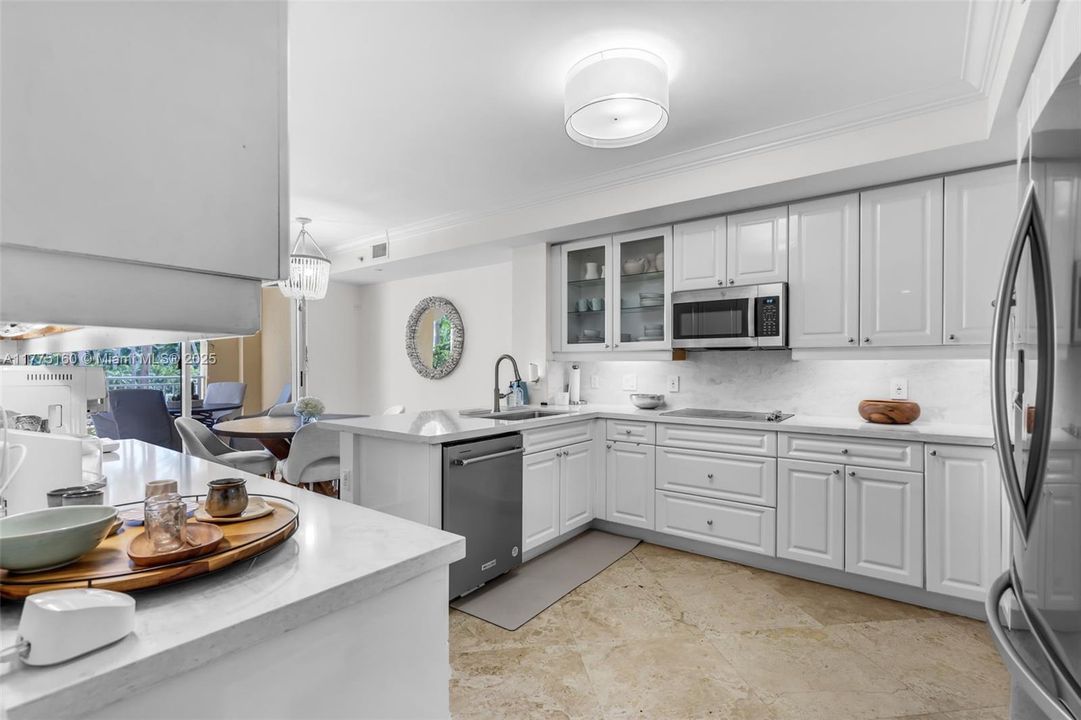 Activo con contrato: $2,440,000 (3 camas, 3 baños, 2602 Pies cuadrados)