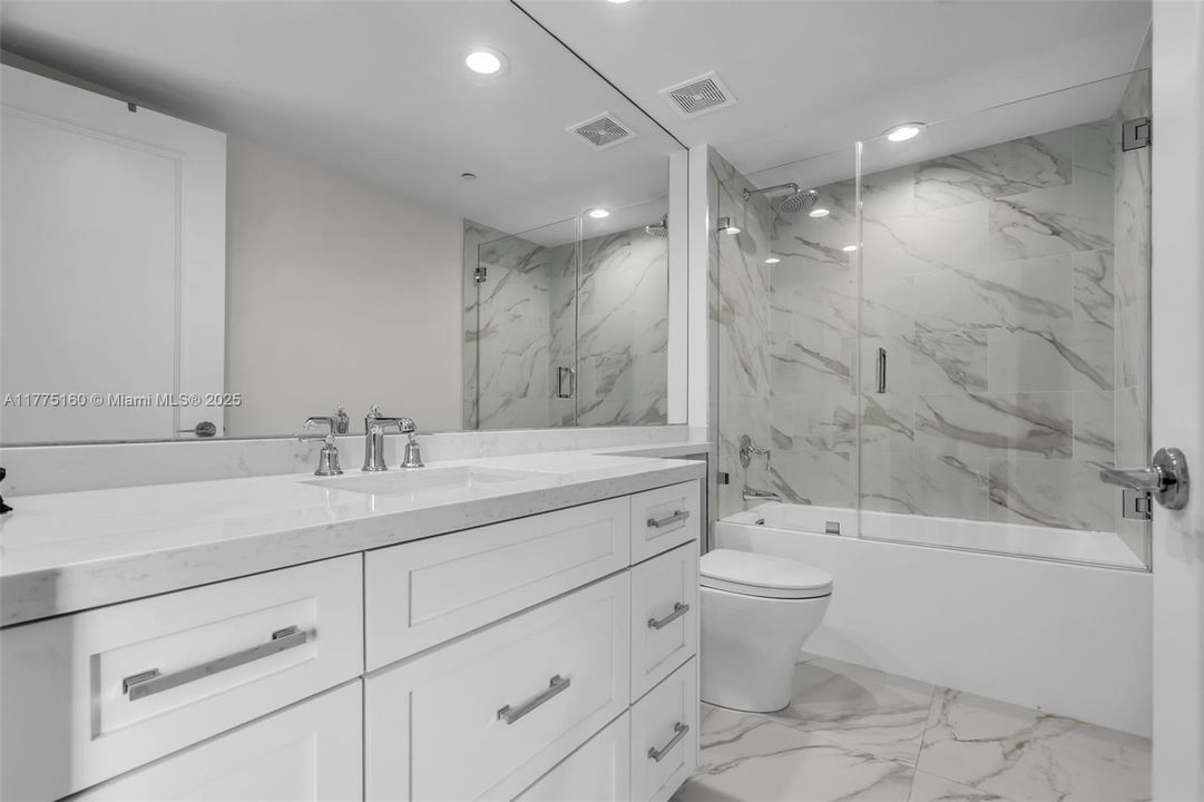 Activo con contrato: $2,440,000 (3 camas, 3 baños, 2602 Pies cuadrados)