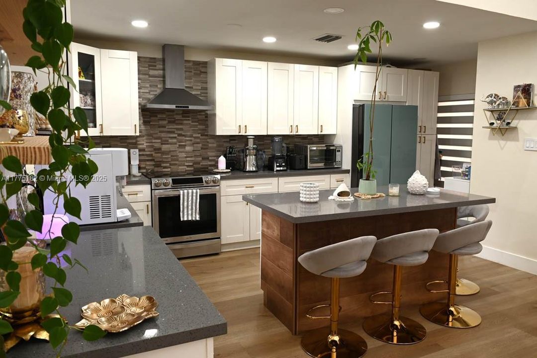 For Sale: $549,999 (3 beds, 2 baths, 1410 Square Feet)