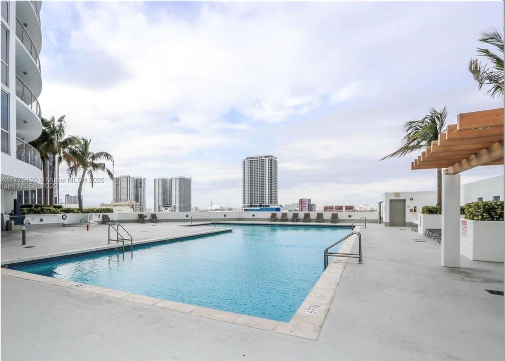 出租: $4,000 (2 贝兹, 2 浴室, 1048 平方英尺)