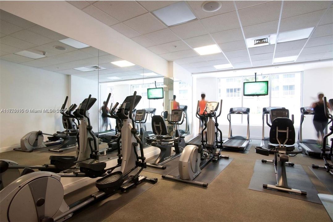 出租: $4,000 (2 贝兹, 2 浴室, 1048 平方英尺)