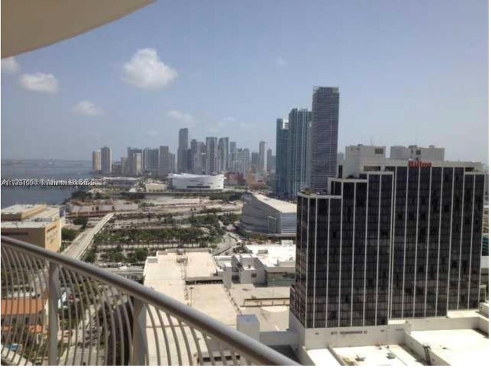 出租: $4,000 (2 贝兹, 2 浴室, 1048 平方英尺)