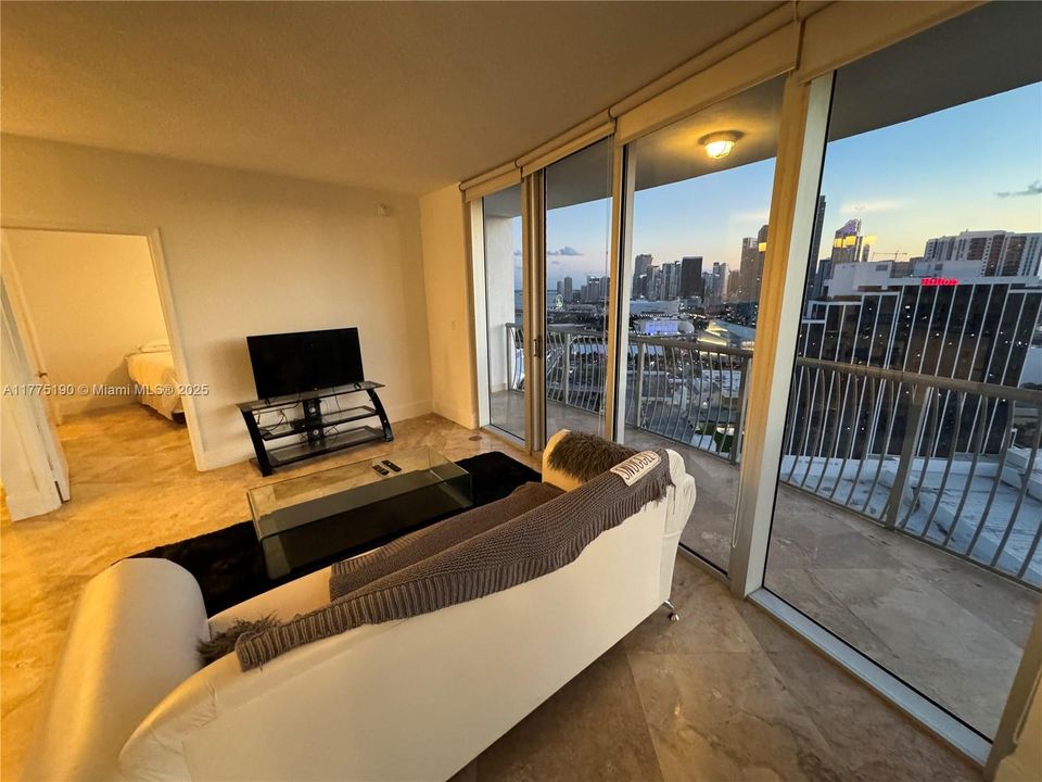 出租: $4,000 (2 贝兹, 2 浴室, 1048 平方英尺)