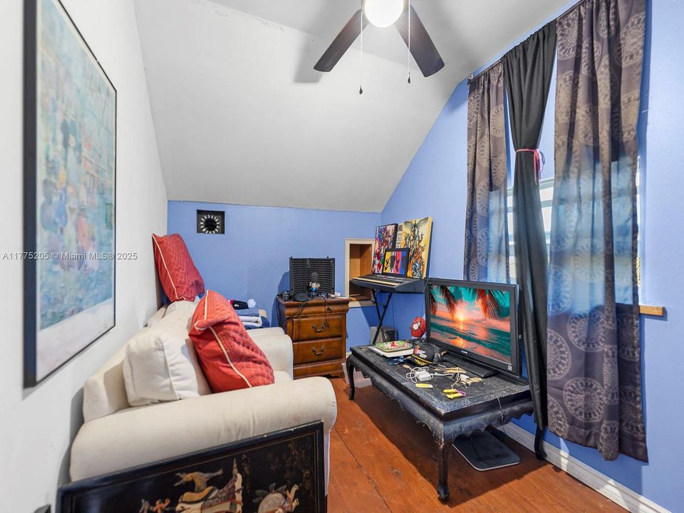 Под контрактом: $850,000 (5 спален, 3 ванн, 1952 Квадратных фут)