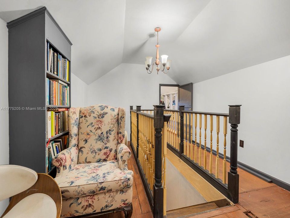 Под контрактом: $850,000 (5 спален, 3 ванн, 1952 Квадратных фут)