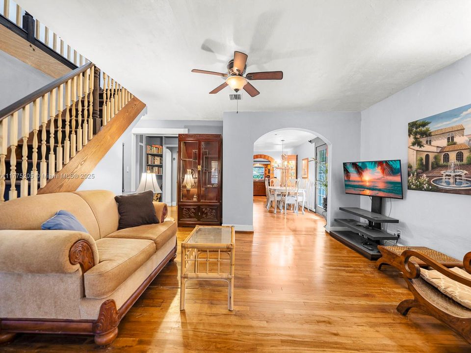 Под контрактом: $850,000 (5 спален, 3 ванн, 1952 Квадратных фут)