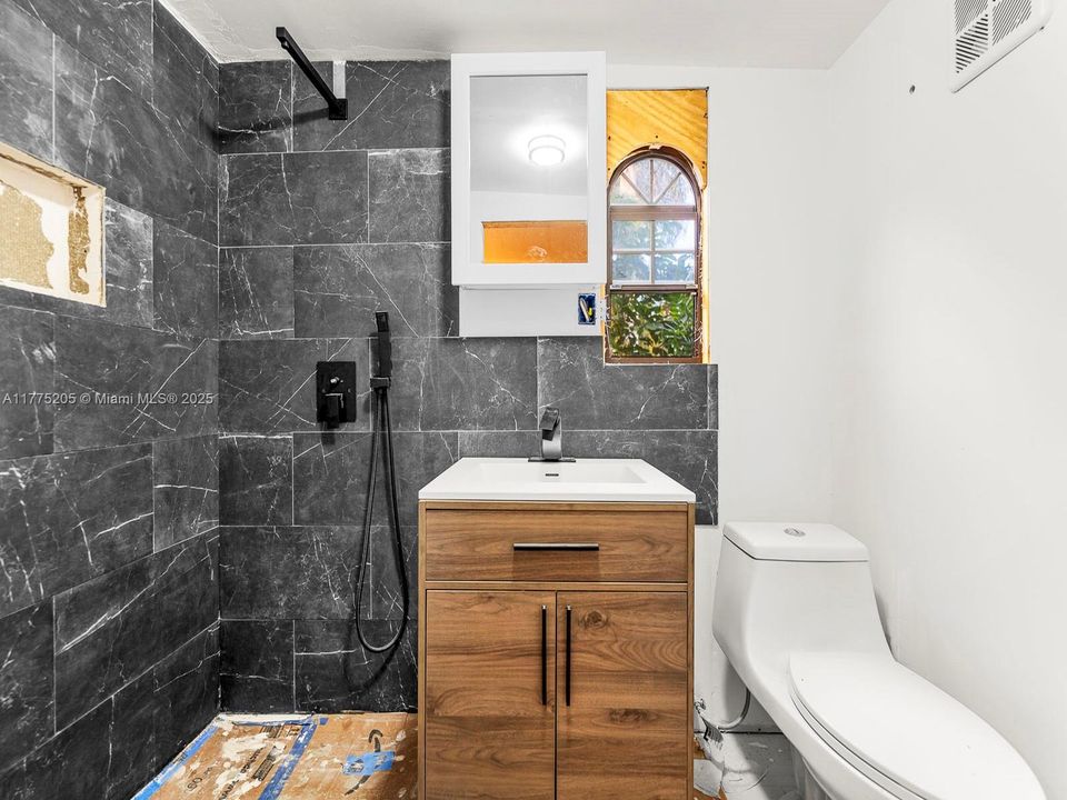 Под контрактом: $850,000 (5 спален, 3 ванн, 1952 Квадратных фут)