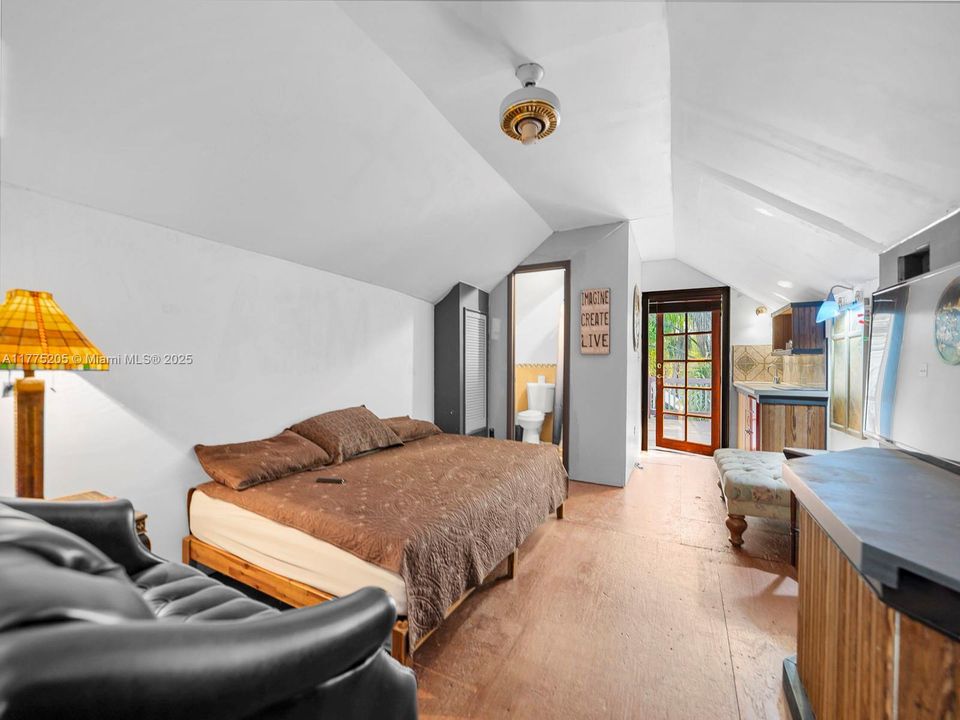 Под контрактом: $850,000 (5 спален, 3 ванн, 1952 Квадратных фут)