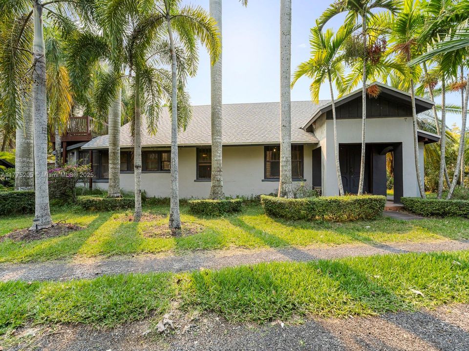 Под контрактом: $850,000 (5 спален, 3 ванн, 1952 Квадратных фут)