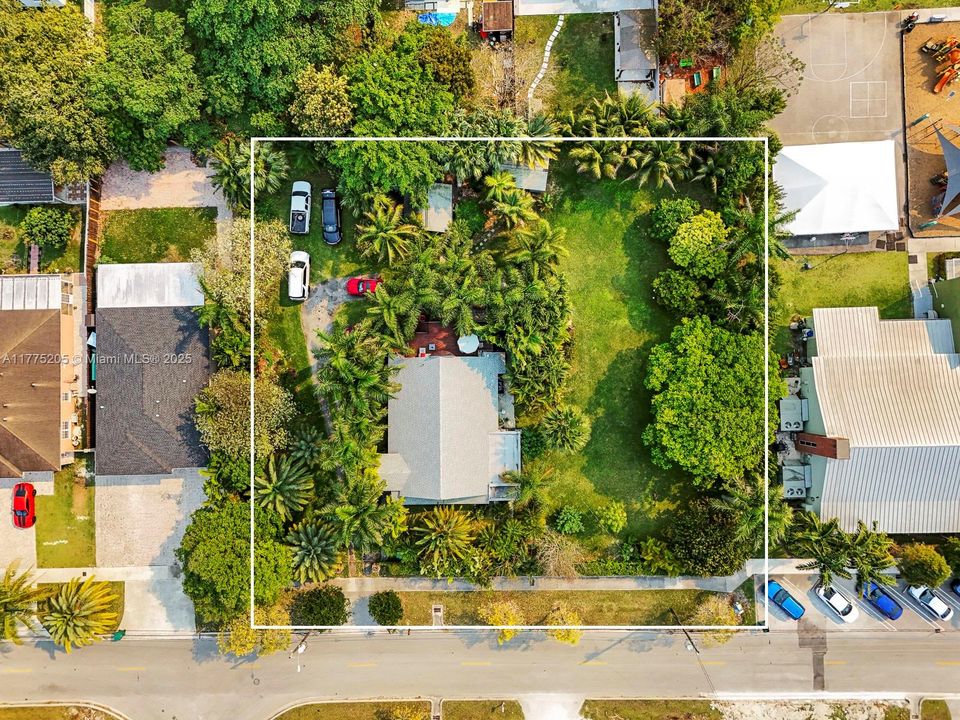 Под контрактом: $850,000 (5 спален, 3 ванн, 1952 Квадратных фут)