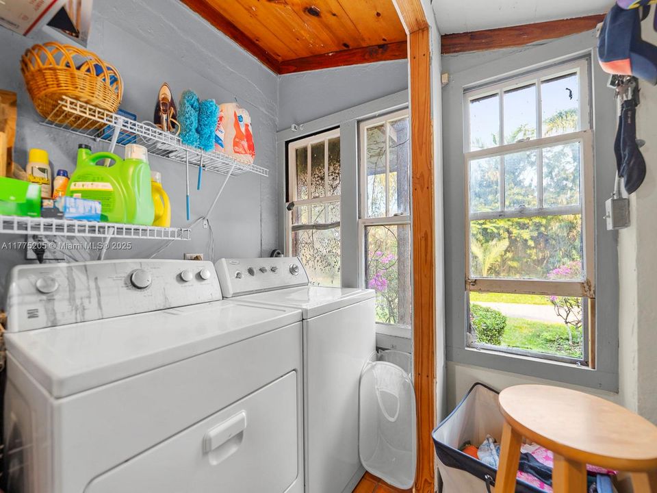 Под контрактом: $850,000 (5 спален, 3 ванн, 1952 Квадратных фут)