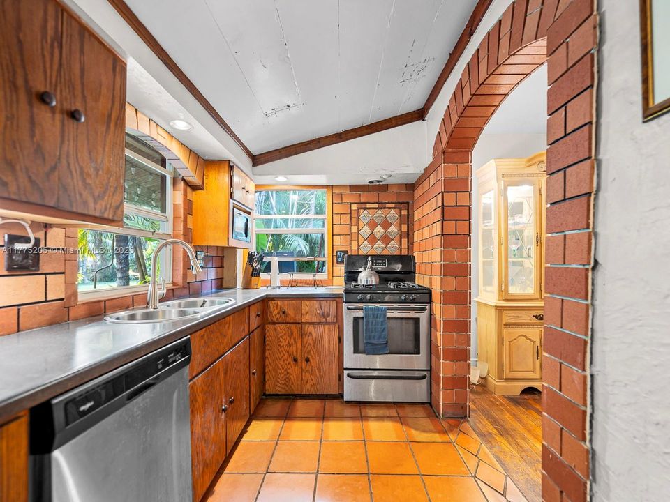 Под контрактом: $850,000 (5 спален, 3 ванн, 1952 Квадратных фут)