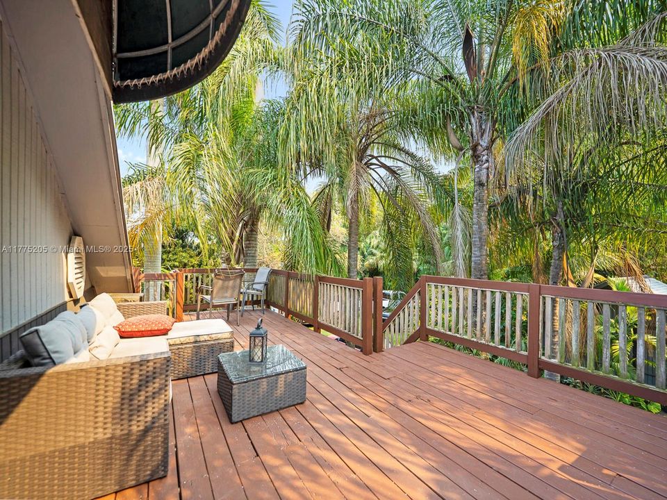 Под контрактом: $850,000 (5 спален, 3 ванн, 1952 Квадратных фут)