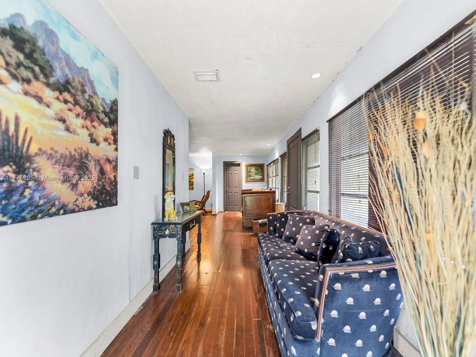 Под контрактом: $850,000 (5 спален, 3 ванн, 1952 Квадратных фут)