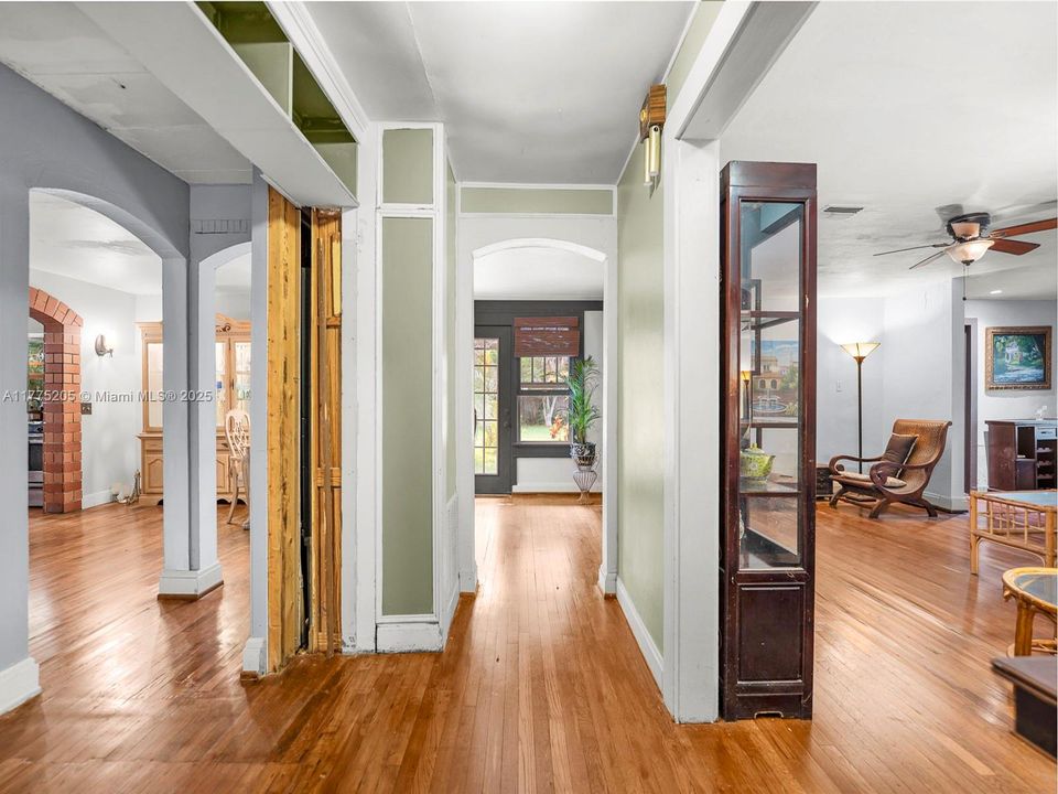 Под контрактом: $850,000 (5 спален, 3 ванн, 1952 Квадратных фут)