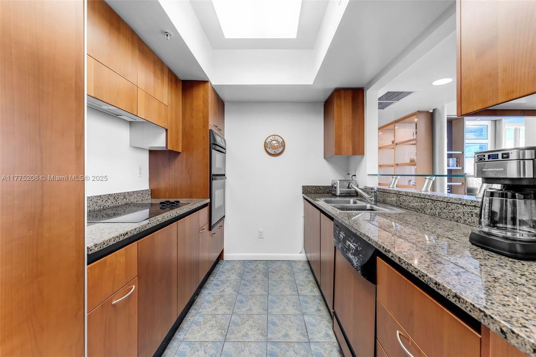 待售: $1,750,000 (2 贝兹, 2 浴室, 1530 平方英尺)