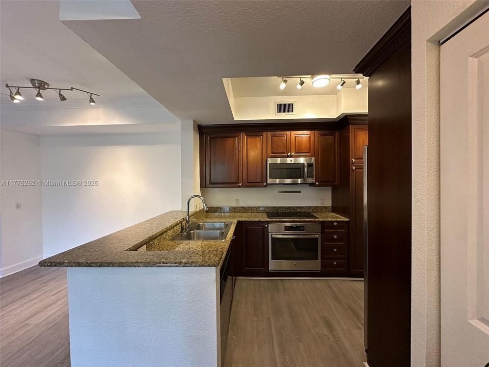 For Sale: $307,000 (2 beds, 2 baths, 1012 Square Feet)