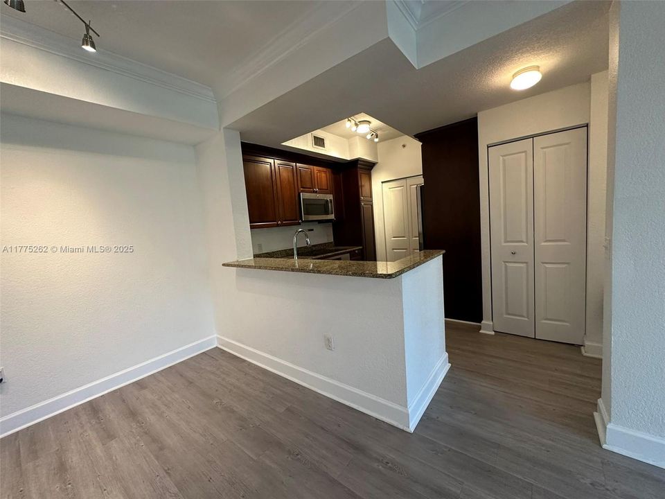 For Sale: $307,000 (2 beds, 2 baths, 1012 Square Feet)