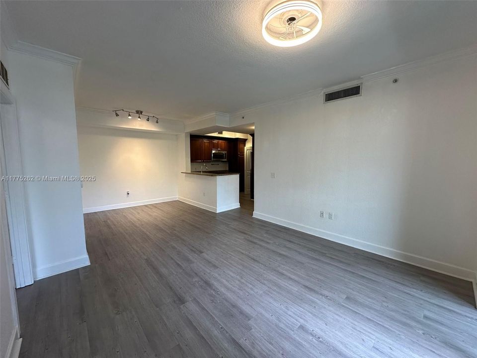 For Sale: $307,000 (2 beds, 2 baths, 1012 Square Feet)