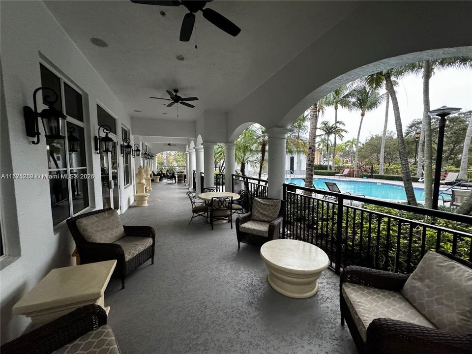 For Sale: $307,000 (2 beds, 2 baths, 1012 Square Feet)