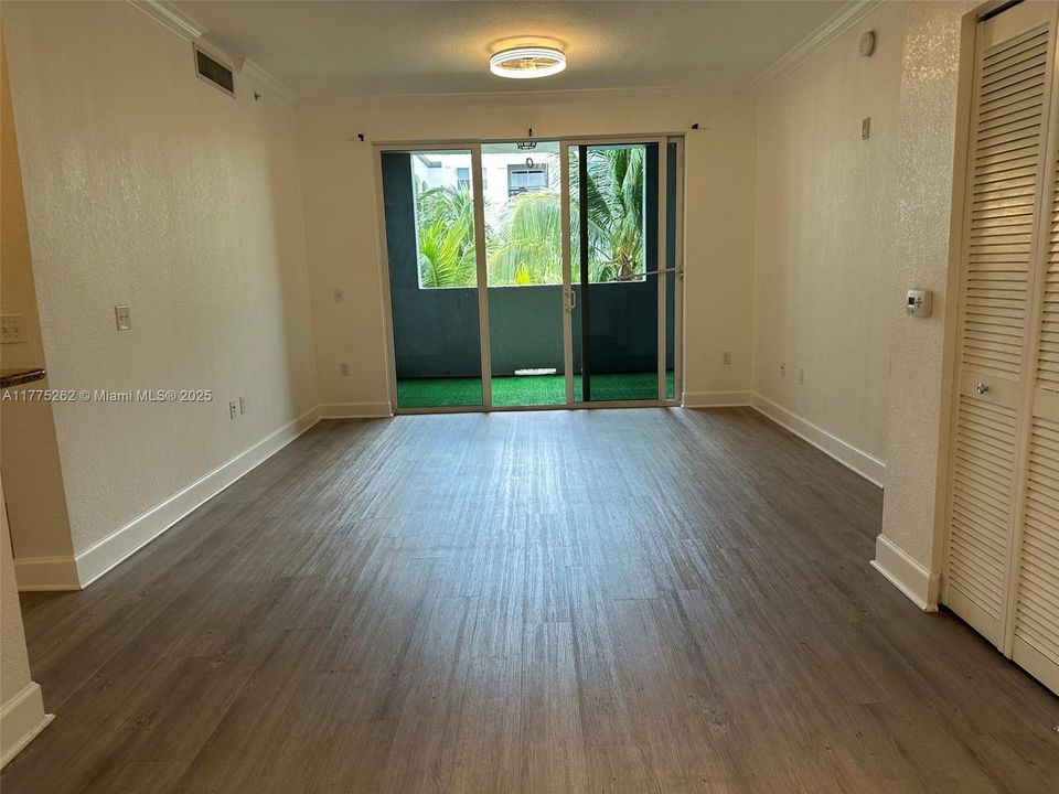 For Sale: $307,000 (2 beds, 2 baths, 1012 Square Feet)