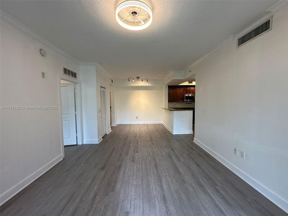 For Sale: $307,000 (2 beds, 2 baths, 1012 Square Feet)