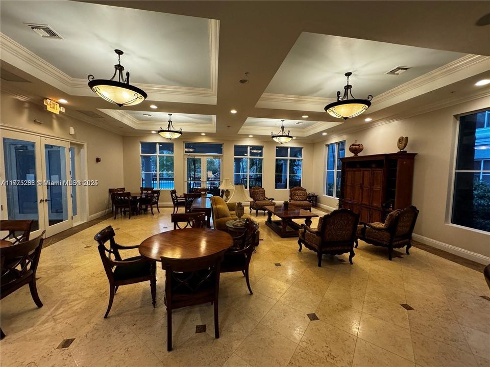 For Sale: $307,000 (2 beds, 2 baths, 1012 Square Feet)