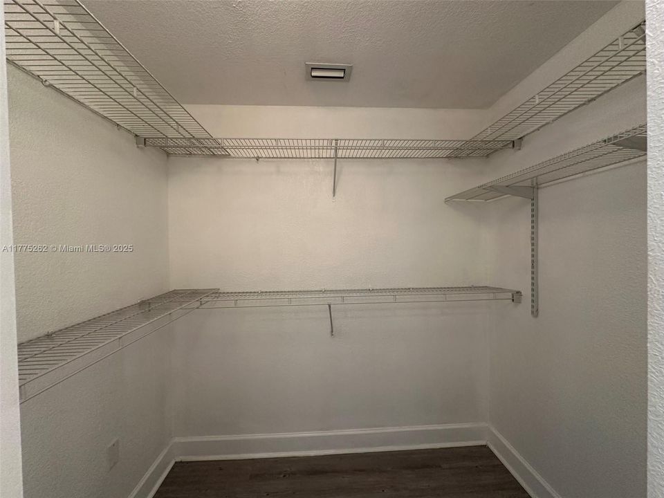 For Sale: $307,000 (2 beds, 2 baths, 1012 Square Feet)