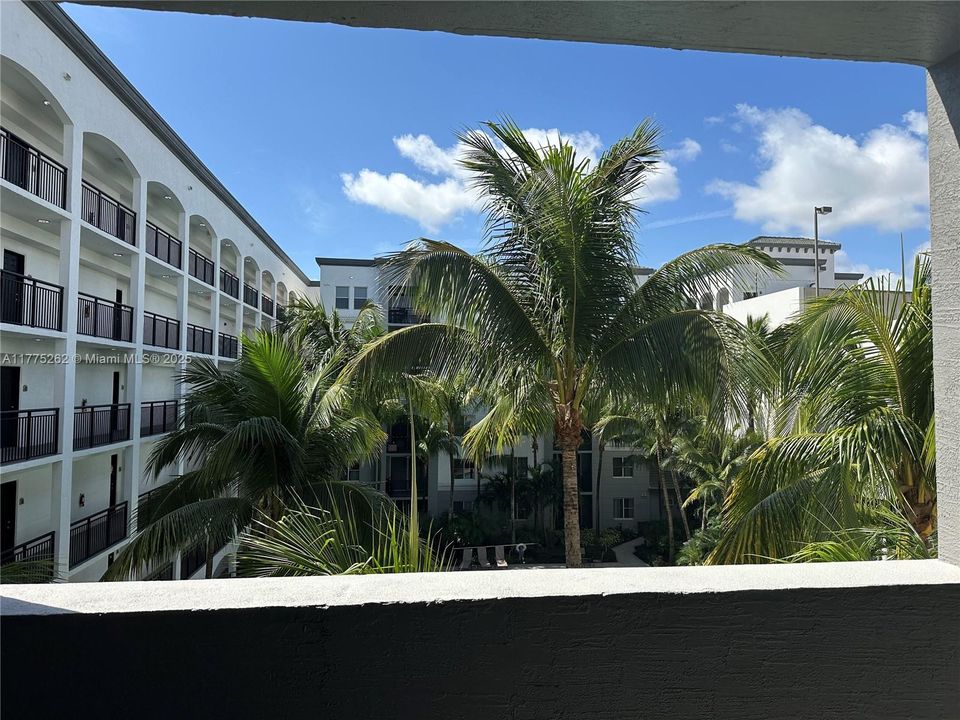 For Sale: $307,000 (2 beds, 2 baths, 1012 Square Feet)