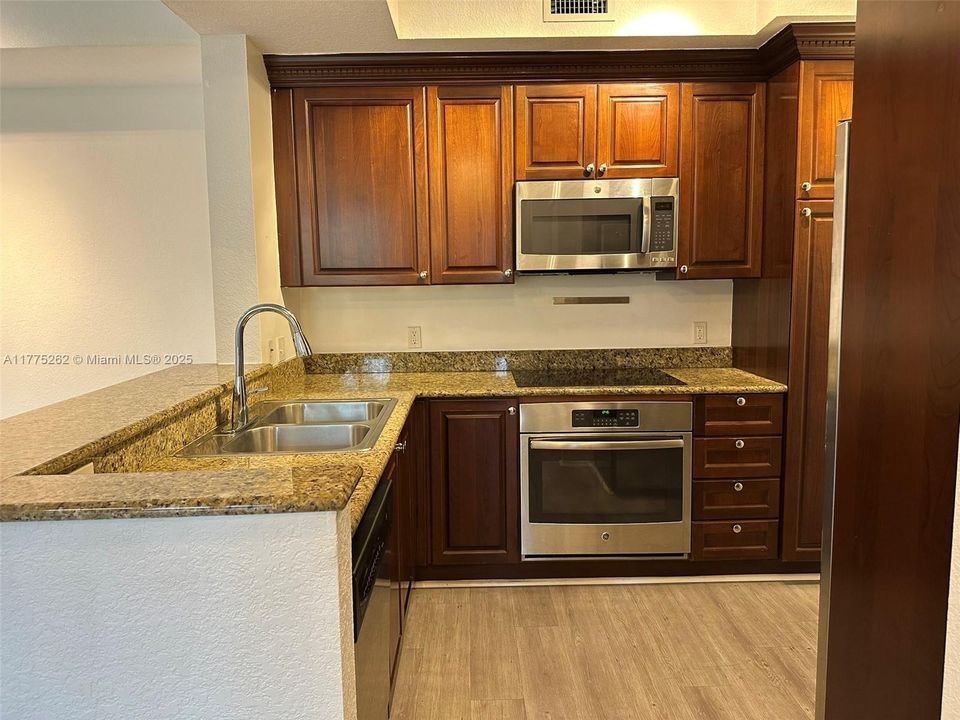For Sale: $307,000 (2 beds, 2 baths, 1012 Square Feet)