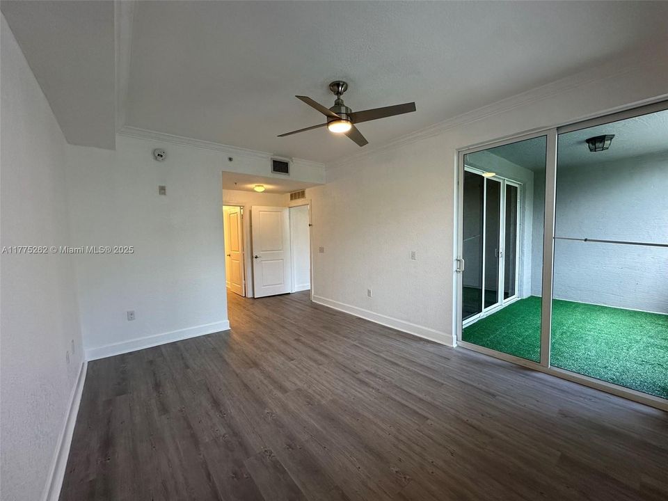 For Sale: $307,000 (2 beds, 2 baths, 1012 Square Feet)