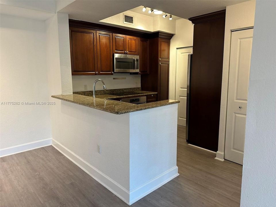 For Sale: $307,000 (2 beds, 2 baths, 1012 Square Feet)