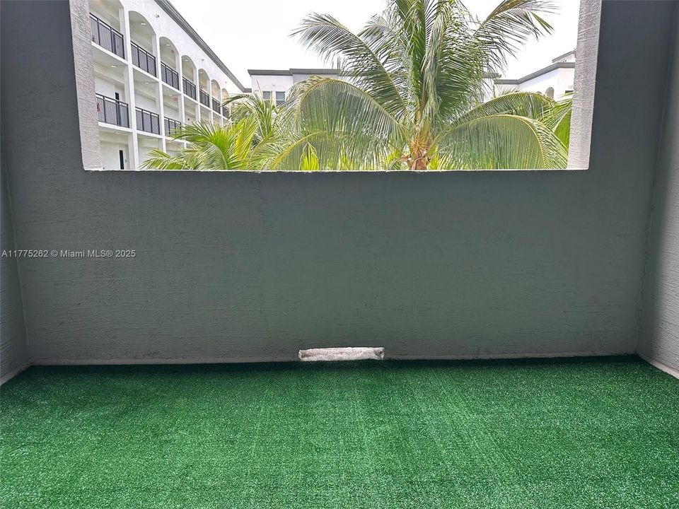 For Sale: $307,000 (2 beds, 2 baths, 1012 Square Feet)