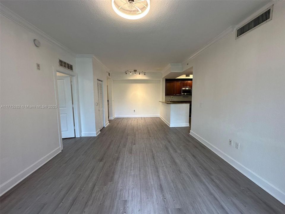For Sale: $307,000 (2 beds, 2 baths, 1012 Square Feet)