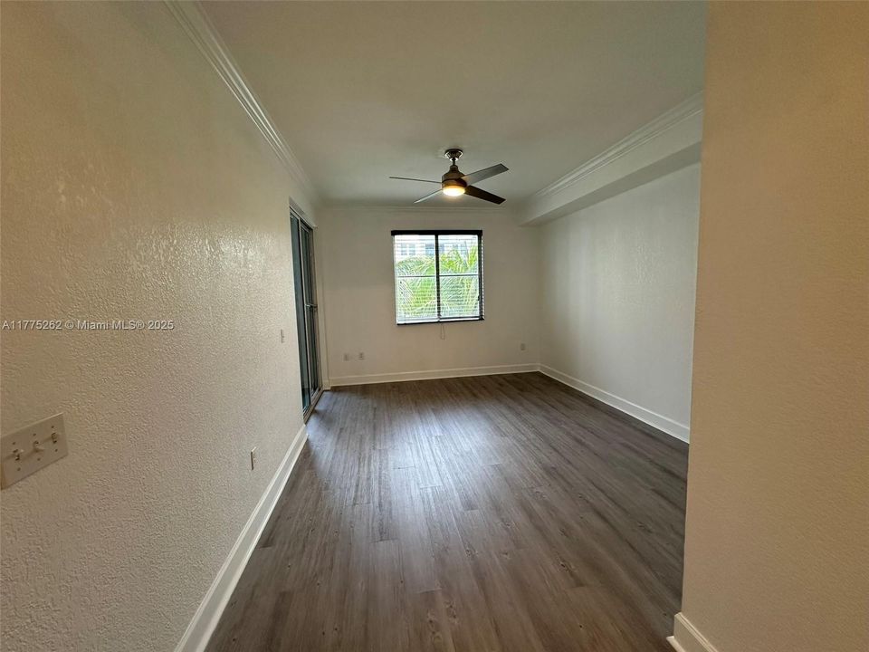 For Sale: $307,000 (2 beds, 2 baths, 1012 Square Feet)