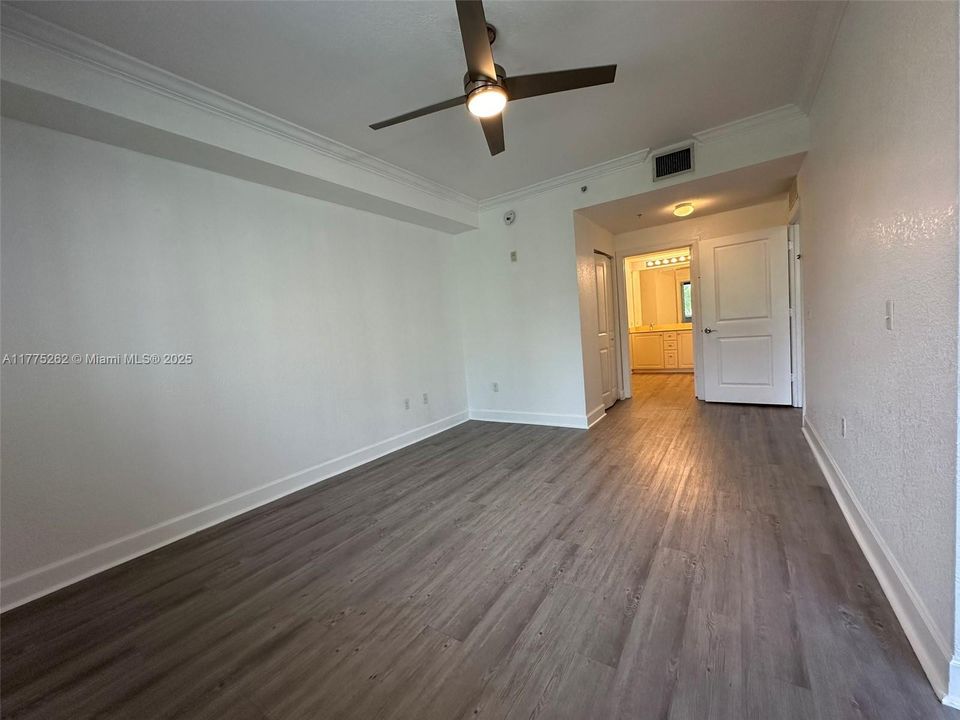 For Sale: $307,000 (2 beds, 2 baths, 1012 Square Feet)