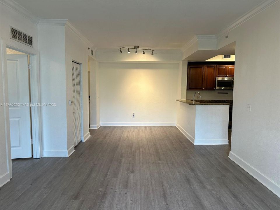 For Sale: $307,000 (2 beds, 2 baths, 1012 Square Feet)