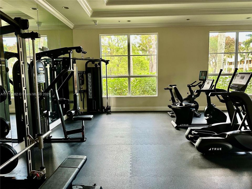 For Sale: $307,000 (2 beds, 2 baths, 1012 Square Feet)