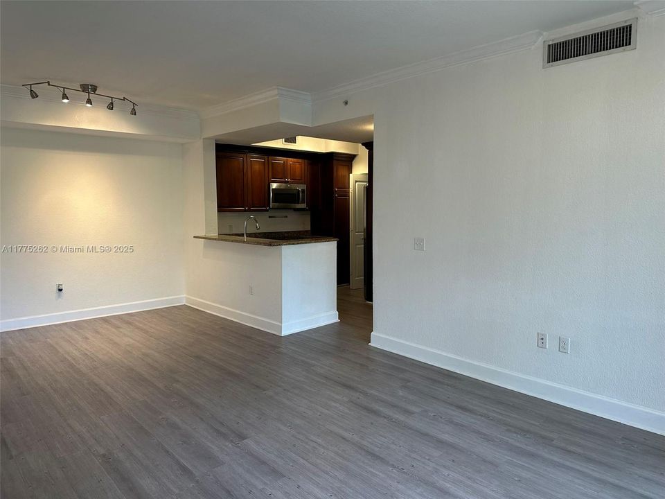 For Sale: $307,000 (2 beds, 2 baths, 1012 Square Feet)